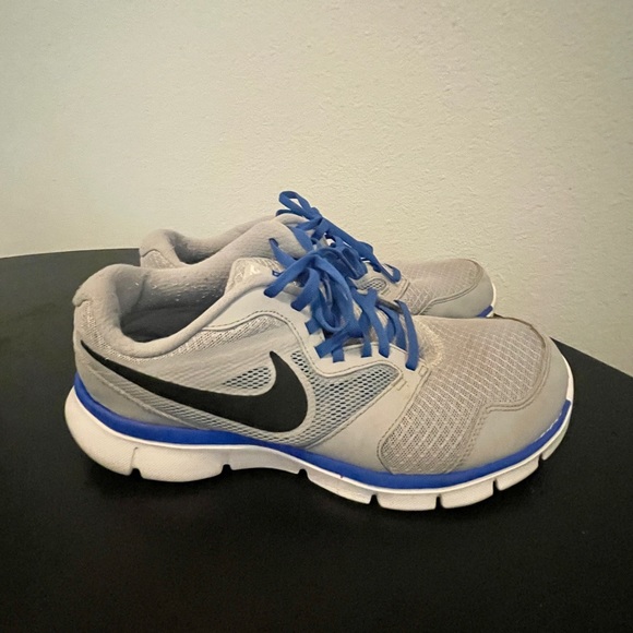 Woman’s nike runners - Picture 3 of 7
